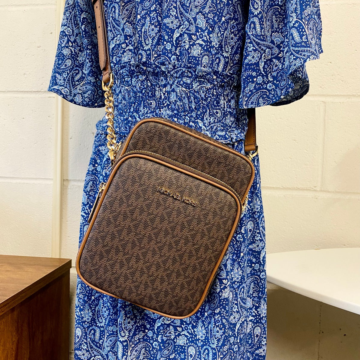 MICHAEL KORS 35F1GTVC2B JET SET TRAVEL MEDIUM CROSSBODY BAG MK BROWN MICHAEL KORS 35F1GTVC2B JET SET TRAVEL MEDIUM CROSSBODY BAG MK BROWN